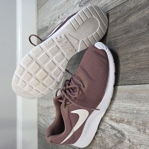 SOLD Nike | Mauve Tanjun Women's Running Shoes Size 11